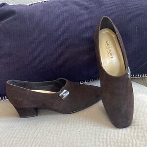 New -never worn.Dark brown suede. It’s on the narrow side. Heel 2in